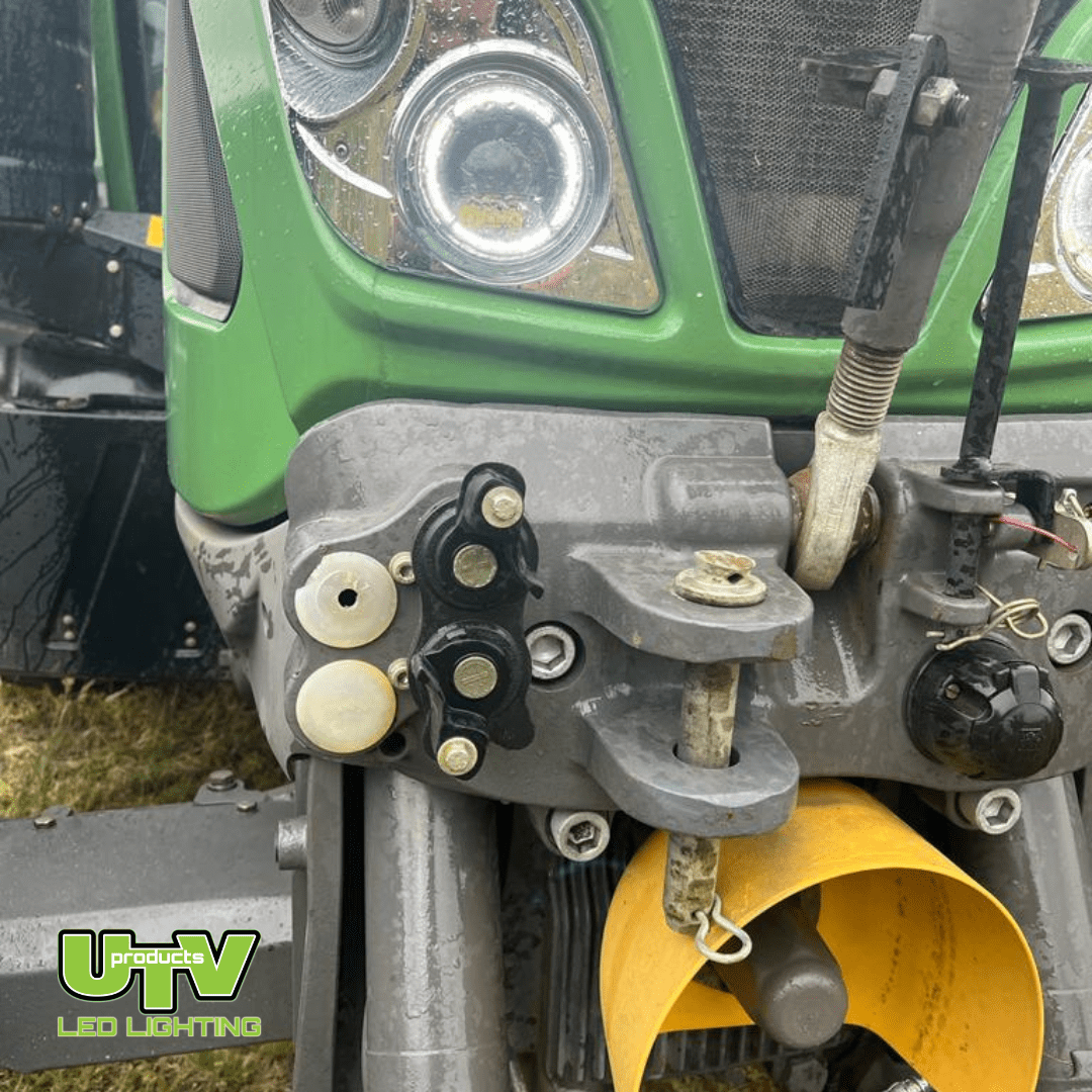 UTV300-4K-Fendt-bonnet-highlevel-headlight-8.png