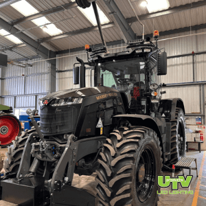 UTV401-LED-side-light-with-built-in-indicator-John-Deere-Valtra-Claas-Massey-Ferguson-Case-Zetor-Kubota-1.png